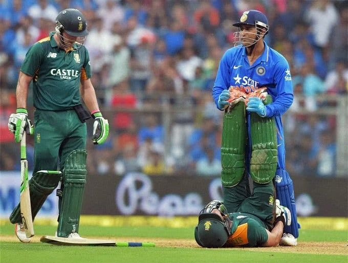Dhoni helping Faf du Plessis with cramps